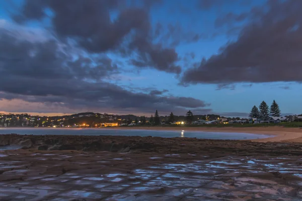 Συννεφιασμένο Dawn Shorescape Από Βόρεια Avoca Beach Στην Κεντρική Ακτή — Φωτογραφία Αρχείου