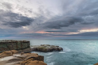 Central Coast, NSW, Avustralya 'daki Kuzey Avoca Sahili' nden Sunrise Seascape bulutları.