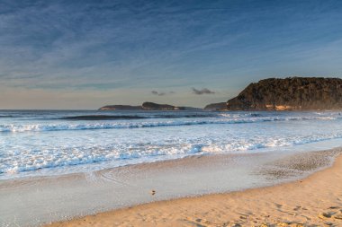 Soft High Cloud Seascape, Umina Sahili 'nde Gündoğumu, NSW, Avustralya.