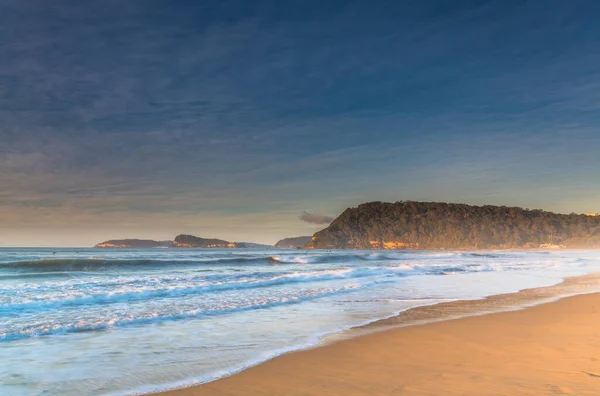 オーストラリア ニューサウスウェールズ州 セントラル コーストのUmina Beachでの日の出 — ストック写真