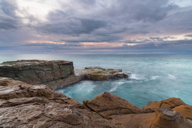Central Coast, NSW, Avustralya 'daki Kuzey Avoca Sahili' nden Sunrise Seascape bulutları.