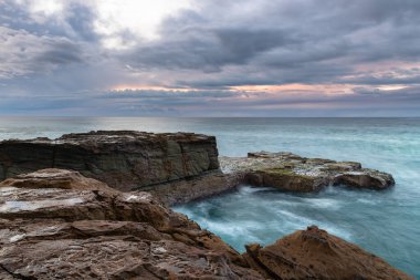 Central Coast, NSW, Avustralya 'daki Kuzey Avoca Sahili' nden Sunrise Seascape bulutları.