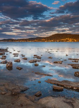 Günbatımında, Avustralya, NSW 'nin merkez kıyısındaki Point Frederick' ten Brisbane Water 'ın bir su manzarası..