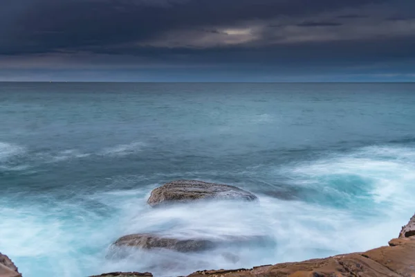 Central Coast, NSW, Avustralya 'daki Kuzey Avoca Sahili' nden Sunrise Seascape bulutları.
