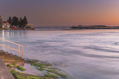 NetSkies Sunrise Waterscape NSW, Avustralya 'nın merkez sahilindeki The Entrance Channel' dan dumanla kaplı.