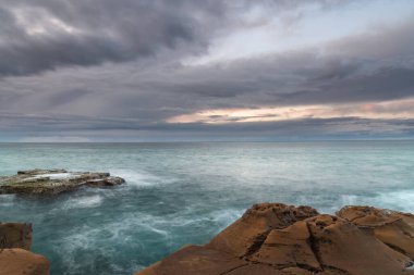 Central Coast, NSW, Avustralya 'daki Kuzey Avoca Sahili' nden Sunrise Seascape bulutları.