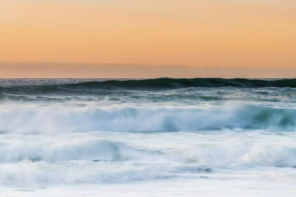 Vintermorgon Vid Havet Med Vågor Och Minimalt Mjukt Ljus Moln — Stockfoto