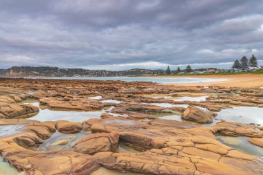 Central Coast, NSW, Avustralya 'daki Kuzey Avoca Sahili' nden Sunrise Seascape bulutları.