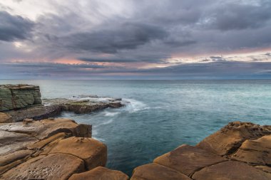 Central Coast, NSW, Avustralya 'daki Kuzey Avoca Sahili' nden Sunrise Seascape bulutları.