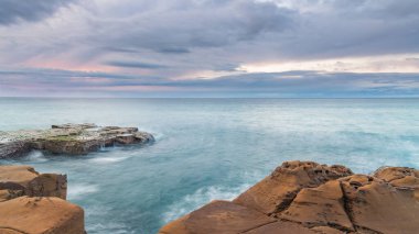 Central Coast, NSW, Avustralya 'daki Kuzey Avoca Sahili' nden Sunrise Seascape bulutları.
