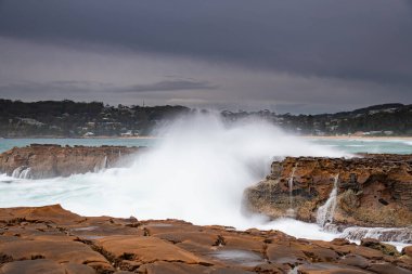 Yağmur bulutları geliyor - Kuzey Avoca Sahili 'nden Sunrise Seascape Central Coast, NSW, Avustralya.