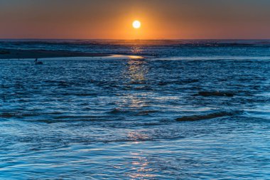 NetSkies Sunrise Waterscape NSW, Avustralya 'nın merkez sahilindeki The Entrance Channel' dan dumanla kaplı.