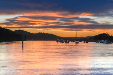 Bulutlar ve Yağmur Potansiyeli - Avustralya, NSW 'deki Woy Woy Rıhtımı' nda Gündoğumu Waterscape.