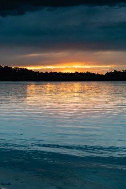 Bulutlar gökyüzünü doldurdu, Woy Woy rıhtımında, Avustralya, NSW 'da,.