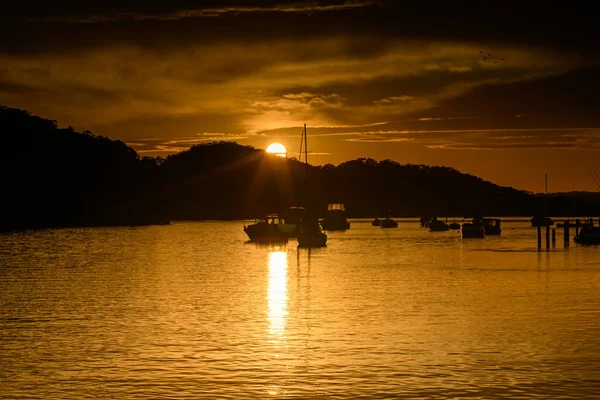 Goldene Sonnenaufgangswasserlandschaft Mit Wolken Und Booten Woy Woy Waterfront Der — Stockfoto