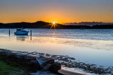 Gündoğumu Waterscape ile Woy Woy rıhtımında gündoğumu, NSW, Avustralya.