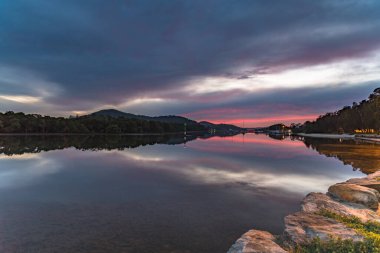 Bulutlar ve Yansımalar Waterscape Orta Sahilde Woy Woy Rıhtımı, NSW, Avustralya.