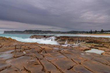 Yağmur bulutları geliyor - Kuzey Avoca Sahili 'nden Sunrise Seascape Central Coast, NSW, Avustralya.