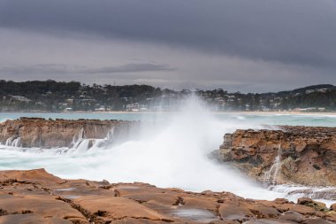 Yağmur bulutları geliyor - Kuzey Avoca Sahili 'nden Sunrise Seascape Central Coast, NSW, Avustralya.