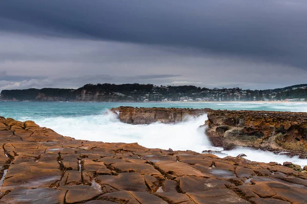 Yağmur bulutları geliyor - Kuzey Avoca Sahili 'nden Sunrise Seascape Central Coast, NSW, Avustralya.