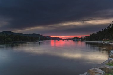 Bulutlar ve Yansımalar Waterscape Orta Sahilde Woy Woy Rıhtımı, NSW, Avustralya.