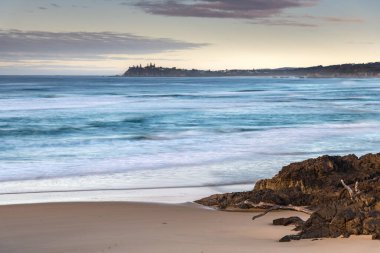 Avustralya, NSW 'nin güney kıyısındaki Tuross Head' de bir Tree Beach.