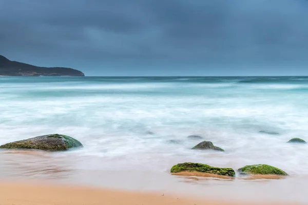 Sunrise Seascape Nublado Com Rochas Mossy Verdes Vivas Praia Killcare — Fotografia de Stock