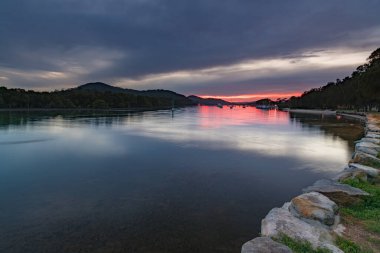 Bulutlar ve Yansımalar Waterscape Orta Sahilde Woy Woy Rıhtımı, NSW, Avustralya.