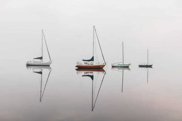 Boote Und Spiegelungen Mit Nebel Über Der Bucht Koolewong Der — Stockfoto
