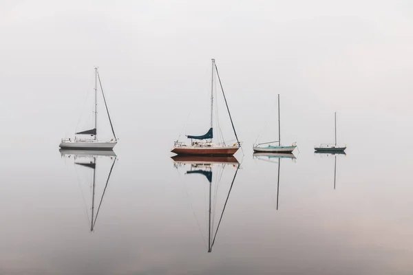 Boten Reflecties Met Mist Baai Koolewong Aan Centrale Kust Nsw — Stockfoto