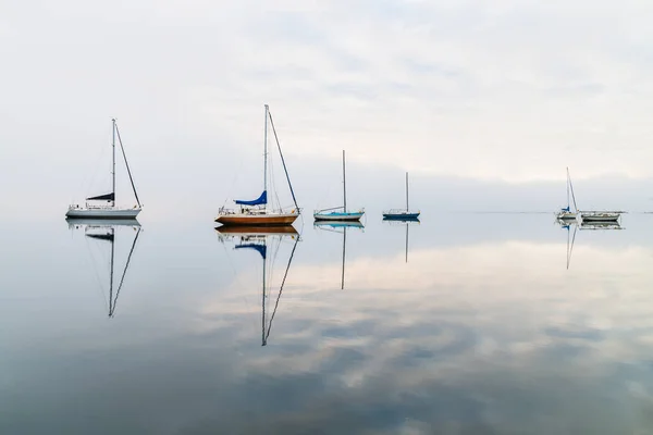 Hajók Tükörképek Köddel Öböl Felett Koolewong Central Coast Nsw Ausztrália — Stock Fotó