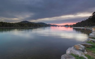 Bulutlar ve Yansımalar Waterscape Orta Sahilde Woy Woy Rıhtımı, NSW, Avustralya.
