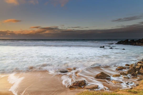 Vinter Soluppgång Havslandskap Med Stora Svallvågor Från Killcare Beach Central — Stockfoto