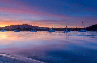 Orta Sahilde, NSW, Avustralya 'da, Woy Woy' da yumuşak yüksek bulutlu günbatımı manzarası.