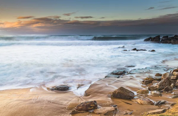 Invierno Sunrise Seascape Con Gran Oleaje Killcare Beach Costa Central — Foto de Stock
