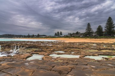 Yağmur bulutları geliyor - Kuzey Avoca Sahili 'nden Sunrise Seascape Central Coast, NSW, Avustralya.