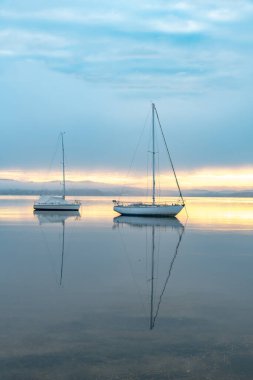Körfezde sisli gemiler ve yansımalar. Koolewong Merkez Sahili, NSW, Avustralya.