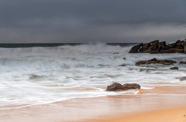 Central Coast, NSW, Avustralya 'daki Killcare Sahili' nden gelen dalgalı kış gündoğumu deniz manzarası..