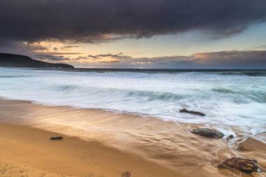 Central Coast, NSW, Avustralya 'daki Killcare Sahili' nden gelen dalgalı kış gündoğumu deniz manzarası..