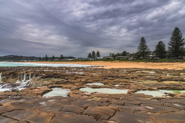 Yağmur bulutları geliyor - Kuzey Avoca Sahili 'nden Sunrise Seascape Central Coast, NSW, Avustralya.
