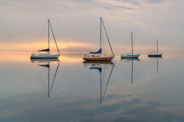 Körfezde sisli gemiler ve yansımalar. Koolewong Merkez Sahili, NSW, Avustralya.