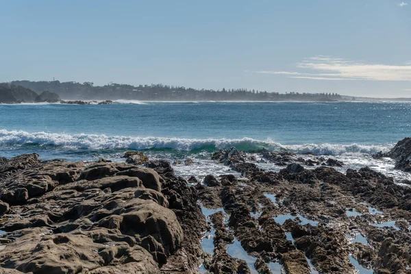 NSW, Avustralya 'nın güney kıyısındaki Patates Noktası' ndan kayalar ve deniz manzarası.