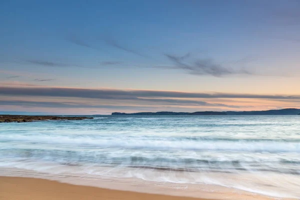 オーストラリア ニューサウスウェールズ州中央海岸のブディ国立公園のパテビーチでの高い雲の夕日 — ストック写真