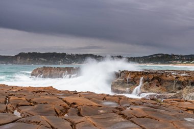 Yağmur bulutları geliyor - Kuzey Avoca Sahili 'nden Sunrise Seascape Central Coast, NSW, Avustralya.