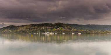 Avustralya, NSW 'nin merkez kıyısındaki Gosford rıhtımındaki sabah ışığında bulutlar suya yansıyor..