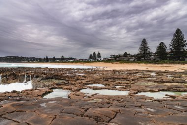 Yağmur bulutları geliyor - Kuzey Avoca Sahili 'nden Sunrise Seascape Central Coast, NSW, Avustralya.