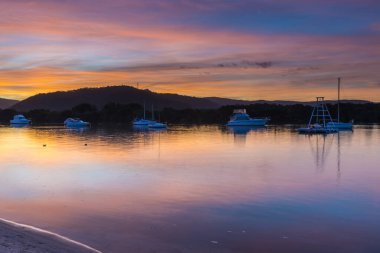 Orta Sahilde, NSW, Avustralya 'da, Woy Woy' da yumuşak yüksek bulutlu günbatımı manzarası.