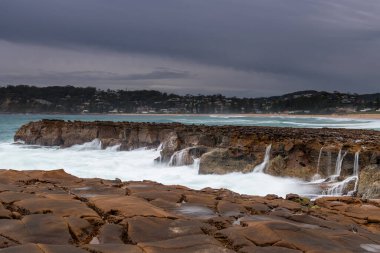 Yağmur bulutları geliyor - Kuzey Avoca Sahili 'nden Sunrise Seascape Central Coast, NSW, Avustralya.