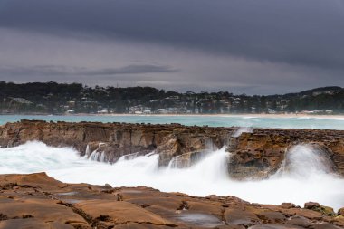 Yağmur bulutları geliyor - Kuzey Avoca Sahili 'nden Sunrise Seascape Central Coast, NSW, Avustralya.