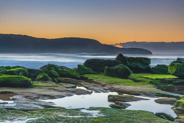 Sonnenaufgang Mit Neuen Felsen Und Veränderter Landschaft Durch Die Stranderosion — Stockfoto